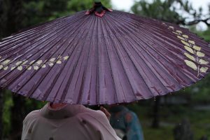 和傘と浴衣女性