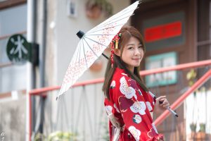 和傘で浴衣散策する女性
