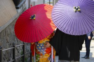和傘をさす着物のカップル