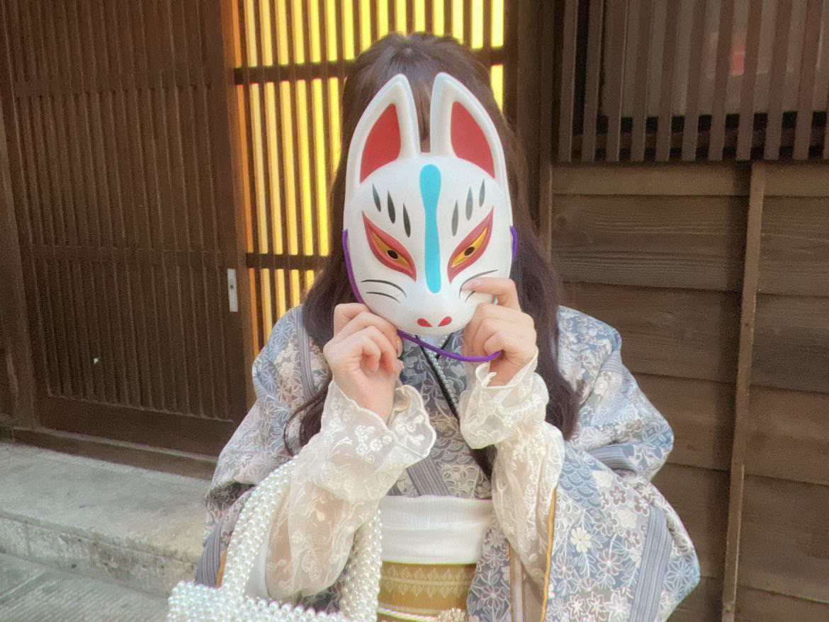 柄物着物を着る女性