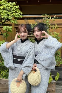 グレー系のレース着物で双子コーデ