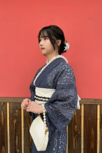 青色のレース着物をパール伊達えりと合わせてコーデ