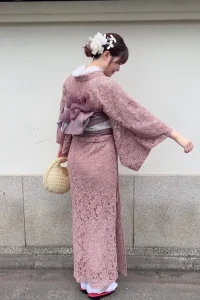 くすみ系ピンクのレース着物