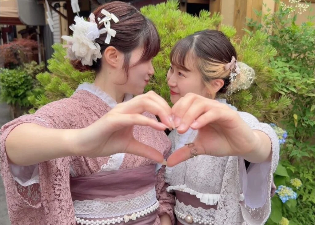 花火大会へ浴衣で会場に向かう二人